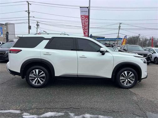2023 Nissan Pathfinder SL