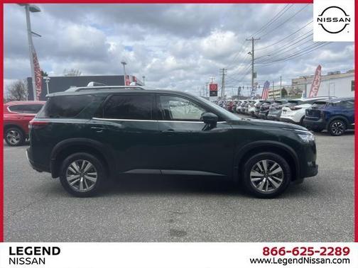 2022 Nissan Pathfinder SL