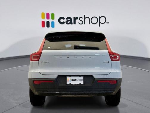 2024 Volvo XC40 B5 Ultimate Dark Theme