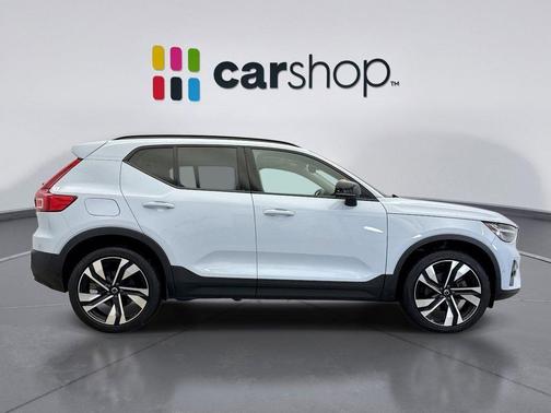 2024 Volvo XC40 B5 Ultimate Dark Theme