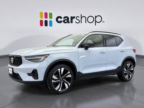 2024 Volvo XC40 B5 Ultimate Dark Theme