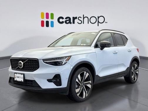 2024 Volvo XC40 B5 Ultimate Dark Theme