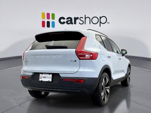 2024 Volvo XC40 B5 Ultimate Dark Theme