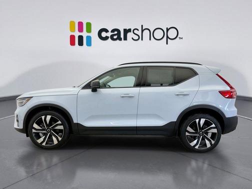 2024 Volvo XC40 B5 Ultimate Dark Theme
