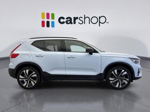 2024 Volvo XC40 B5 Ultimate Dark Theme