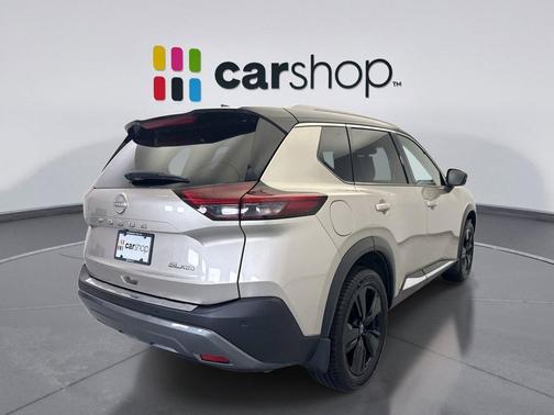 Champagne Silver Metallic/Super Black 2023 Nissan Rogue SL