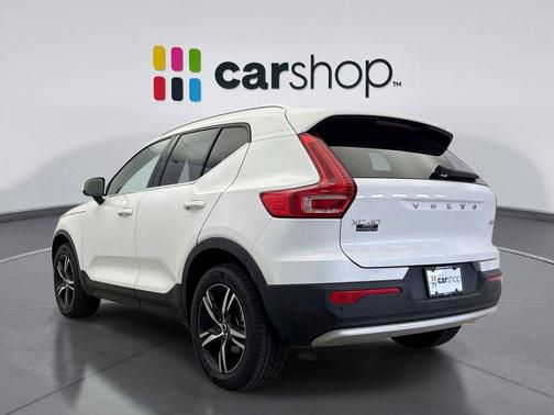 Crystal White 2025 Volvo XC40 B5 Core Bright Theme