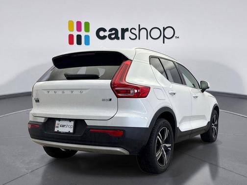 Crystal White 2025 Volvo XC40 B5 Core Bright Theme