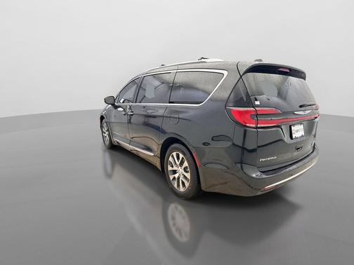 Brilliant Black Crystal Pearlcoat 2022 Chrysler Pacifica L
