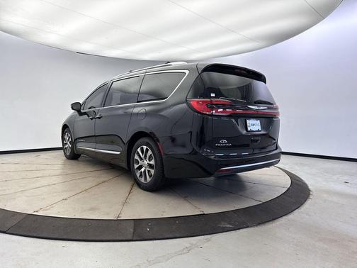 Brilliant Black Crystal Pearlcoat 2022 Chrysler Pacifica L