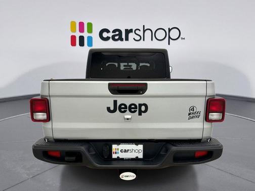 Silver Zynith Clearcoat 2023 Jeep Gladiator Willys 4x4
