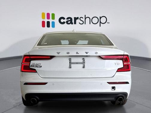 Crystal White Metallic 2021 Volvo S60 T5 Momentum