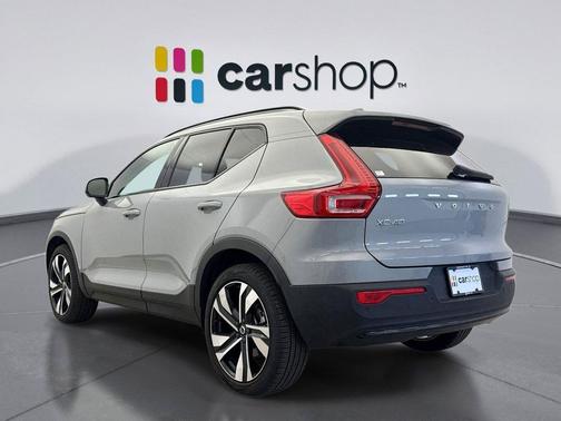 2024 Volvo XC40 B5 Ultimate Dark Theme