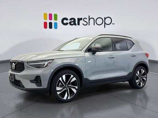2024 Volvo XC40 B5 Ultimate Dark Theme