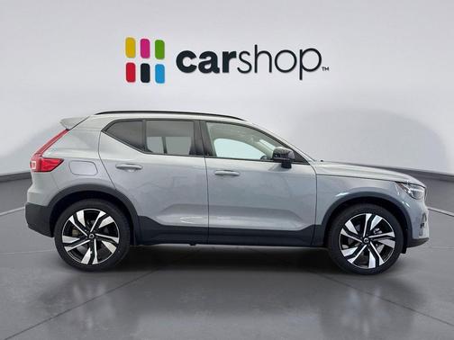 2024 Volvo XC40 B5 Ultimate Dark Theme