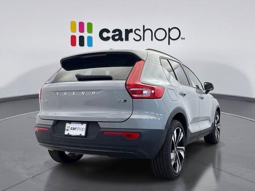 2024 Volvo XC40 B5 Ultimate Dark Theme