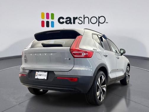 2024 Volvo XC40 B5 Ultimate Dark Theme
