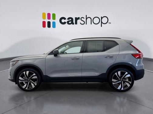 2024 Volvo XC40 B5 Ultimate Dark Theme