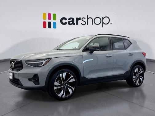 2024 Volvo XC40 B5 Ultimate Dark Theme