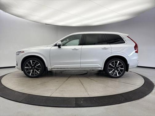 2022 Volvo XC90 T6 Momentum