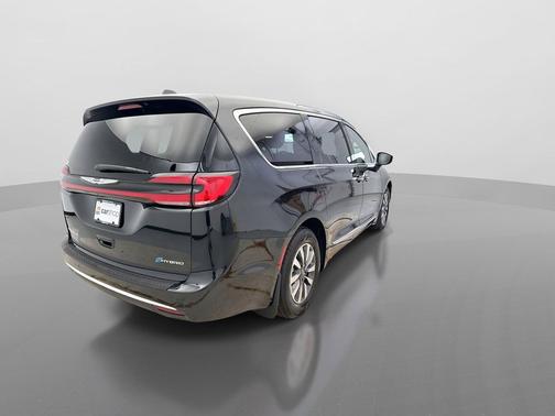 Brilliant Black Crystal Pearlcoat 2023 Chrysler Pacifica Hybrid Limited