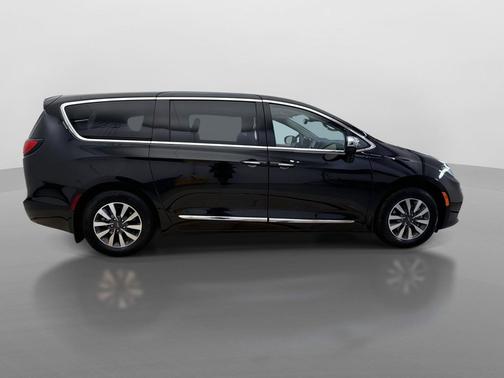 Brilliant Black Crystal Pearlcoat 2023 Chrysler Pacifica Hybrid Limited