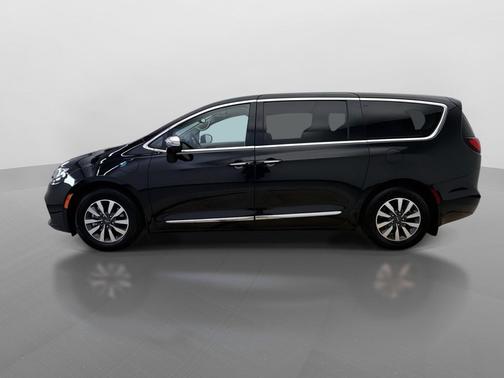 Brilliant Black Crystal Pearlcoat 2023 Chrysler Pacifica Hybrid Limited