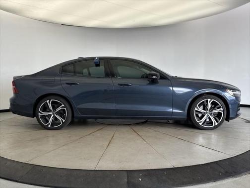 2024 Volvo S60 B5 Plus Dark Theme