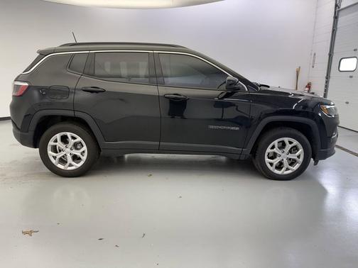 Diamond Black Crystal Pearlcoat 2024 Jeep Compass Latitude