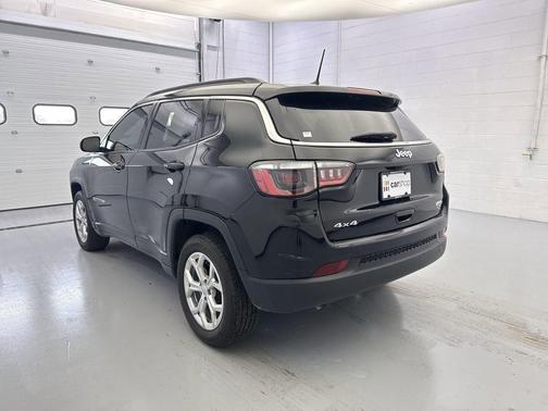 Diamond Black Crystal Pearlcoat 2024 Jeep Compass Latitude
