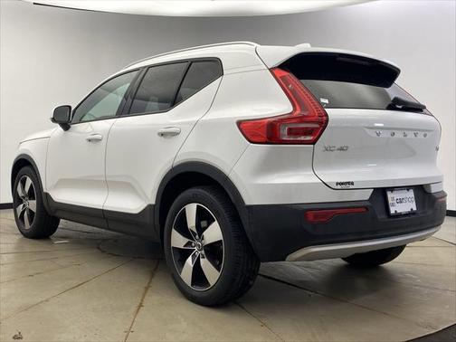 2021 Volvo XC40 T5 Momentum