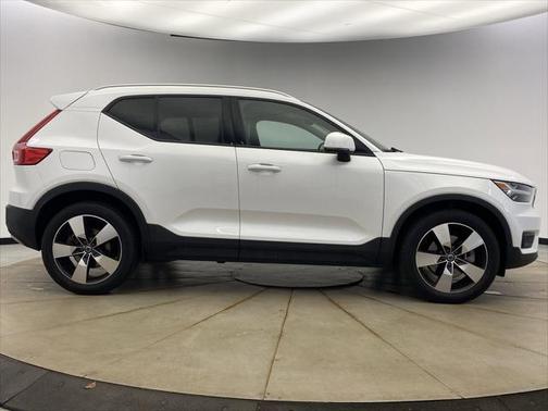2021 Volvo XC40 T5 Momentum