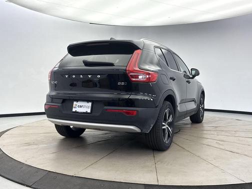 2025 Volvo XC40 B5 Core Bright Theme