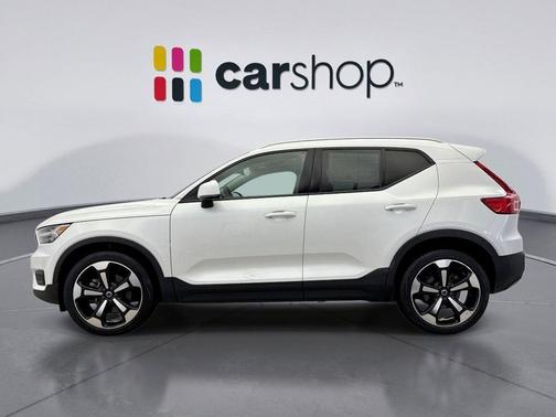 2022 Volvo XC40 T5 Momentum