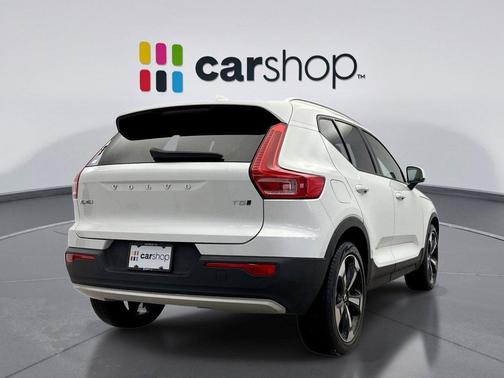 2022 Volvo XC40 T5 Momentum