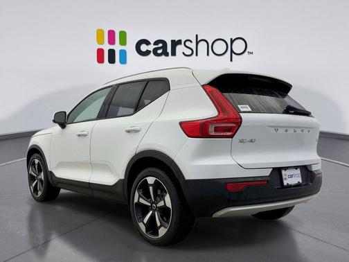 2022 Volvo XC40 T5 Momentum