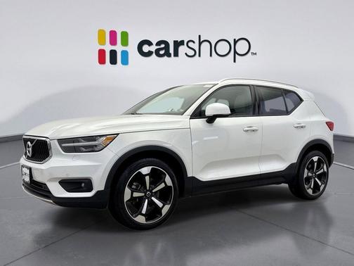 2022 Volvo XC40 T5 Momentum