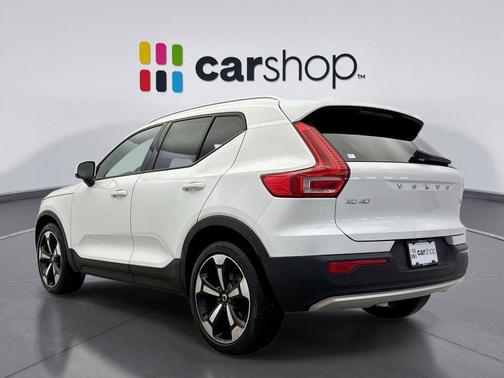 2022 Volvo XC40 T5 Momentum