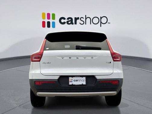 2022 Volvo XC40 T5 Momentum