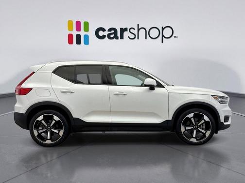 2022 Volvo XC40 T5 Momentum