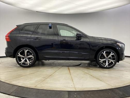 2023 Volvo XC60 B5 Ultimate Dark Theme