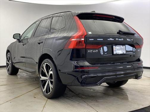 2023 Volvo XC60 B5 Ultimate Dark Theme