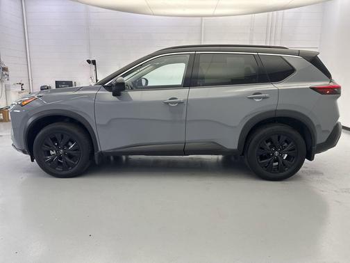 Boulder Gray Pearl/Super Black 2023 Nissan Rogue SV