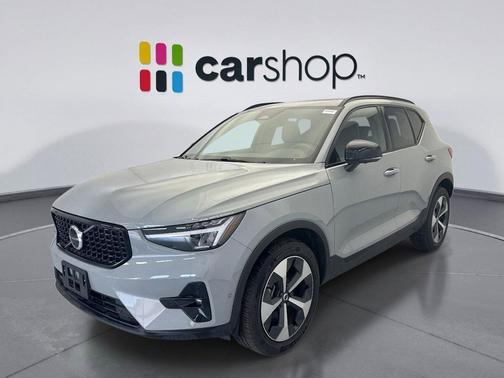 Vapour Gray 2025 Volvo XC40 B5 Plus Dark Theme