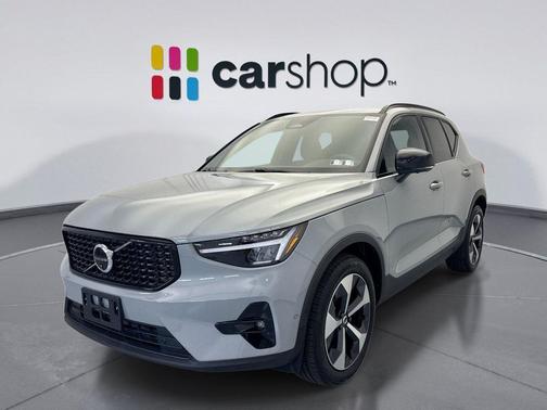 Vapour Gray 2025 Volvo XC40 B5 Plus Dark Theme
