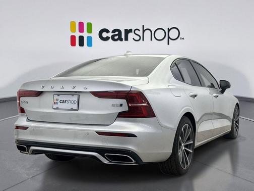 2022 Volvo S60 T5 Momentum