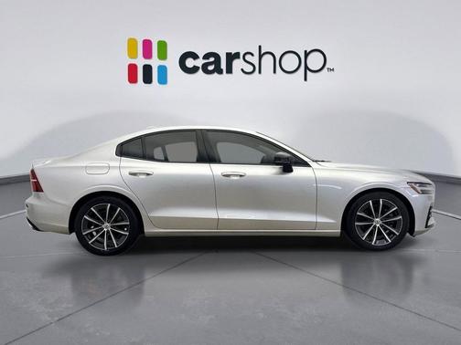 2022 Volvo S60 T5 Momentum