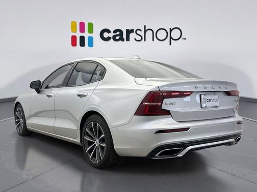 2022 Volvo S60 T5 Momentum