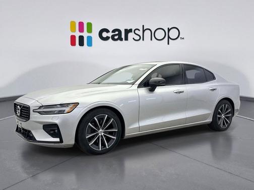 2022 Volvo S60 T5 Momentum