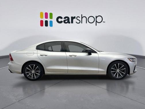 2022 Volvo S60 T5 Momentum
